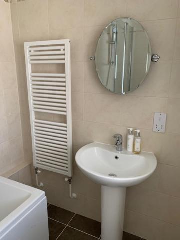 Private Room & Lounge In Town Centre With Parking สแตรทฟอร์ด อะพอน เอวอน ภายนอก รูปภาพ